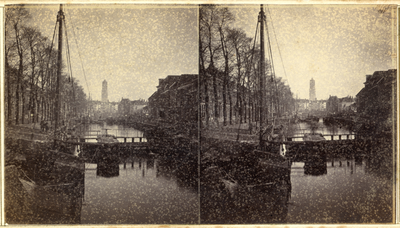 122398 Gezicht op de Vecht te Utrecht met in het midden de Weerdsluis, links de Bemuurde Weerd O.Z. en rechts de ...